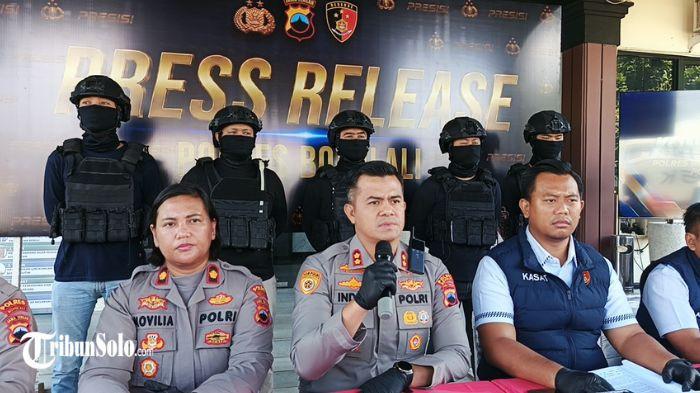 ILUSTRASI - Kapolres Boyolali AKBP Indra Maulana Saputra (tengah) memberikan keterangan pers terkait kasus sate maut di Desa Sindon, Kecamatan Ngemplak, Senin (8/6/2026). Polisi menetapkan PW (40), anak menantu korban, sebagai tersangka pembunuhan berencana
