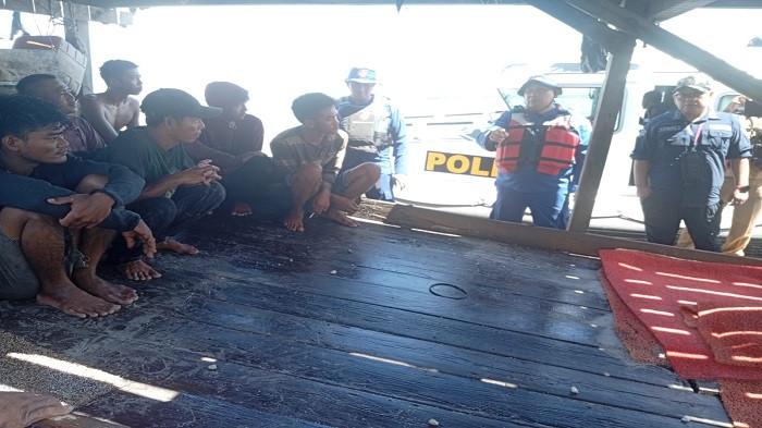 HIMBAUAN -- Anggota gabungan saat mendatangi penambang di Perairan Teluk Kelabat Dalam dan sekitarnya, Kecamatan Belinyu, Kabupaten Bangka, Selasa (9/6/2026). 