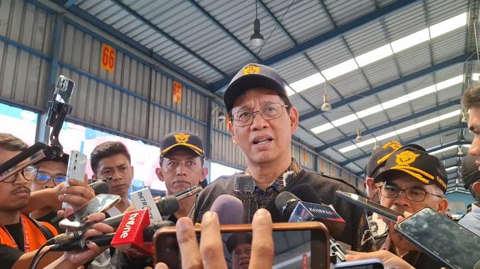 DENDA IMPORTIR - Menteri Keuangan (Menkeu) Purbaya Yudhi Sadewa meninjau kontainer-kontainer impor yang menumpuk di Pelabuhan Tanjung Priok, Sabtu (6/6/2026). Purbaya Yudhi Sadewa berencana menerapkan sanksi berupa denda, bagi importir yang sengaja membiarkan barang impor mereka terlalu lama berada di pelabuhan.