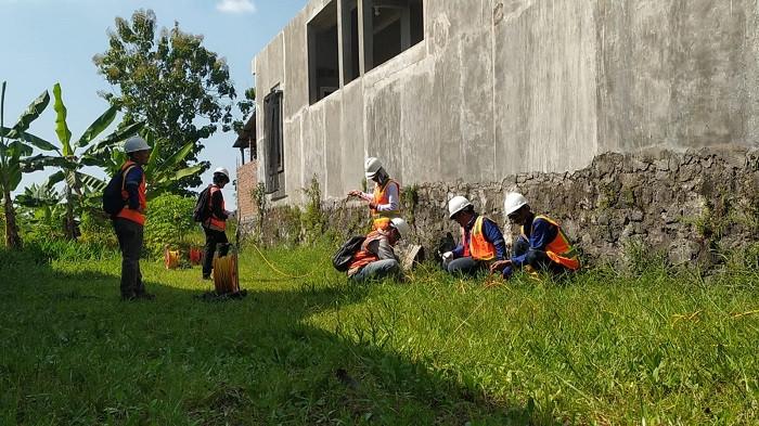 GEOLISTRIK: Tim Laboratorium Geofisika Eksplorasi, Departemen Teknik Geologi dan Lingkungan (DTGL) Fakultas Teknik UGM memasang alat untuk pemindaian metode geolistrik di sekitar rumah Agusyani di Seyegan Sleman, Selasa (9/6/2026). Penelitian tim UGM ini dimaksudkan untuk memecahkan misteri api yang terus muncul di rumah Agusyani dan sekitarnya.