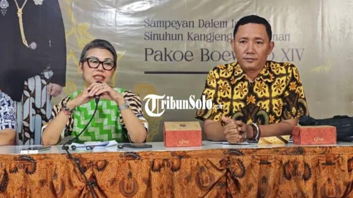 BAKAL GUGAT. Pengageng Sasana Wilapa PB XIV Purboyo GKRP Timoer Rumbay Kusuma Dewayani dan Pengageng Paran Parakarsa PB XIV Purboyo, KPAAd Nur Wijaya Adiningrat atau Kanjeng Dany. Mereka menyebut akan menggugat GKR Koes Murtiyah Wandansari.