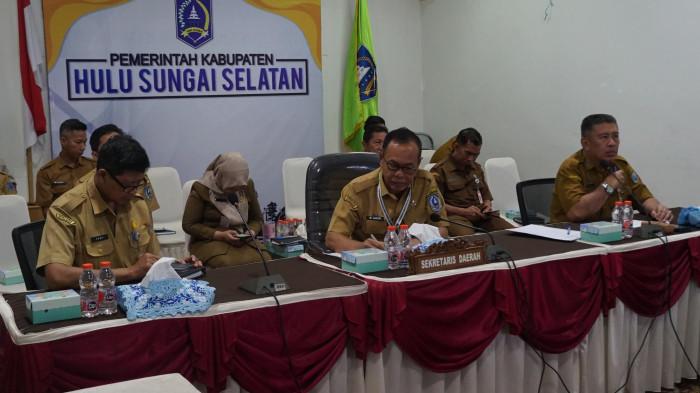 JAJARAN Pemkab HSS fokus mengikuti jalannya Bimtek melalui Zoom Meeting.