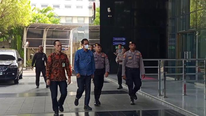TIBA DI KPK - Tampang Bupati Muara Enim, H Edison, yang terjaring dalam Operasi Tangkap Tangan (OTT) tiba di Gedung Merah Putih KPK, Jakarta Selatan, pada Selasa (9/6/2026) pagi.