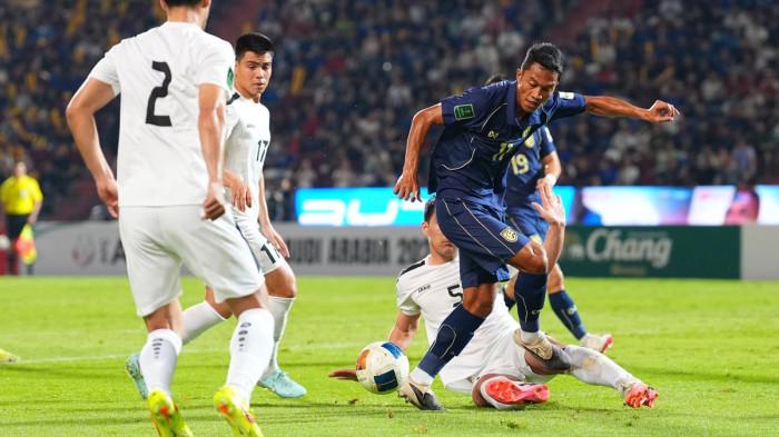 BERDUEL - Potret duel Thailand vs Turkmenistan pada laga pamungkas Grup D Kualifikasi Piala Asia 2027 di Stadion Rajamangala, pada Selasa (31/3/2026) malam WIB.