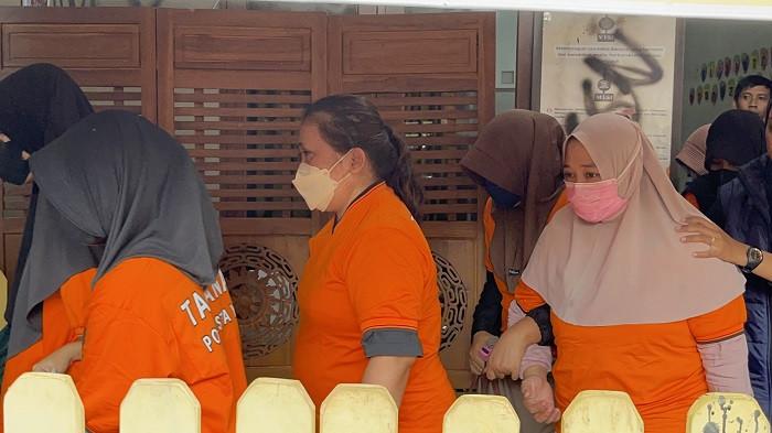 REKONSTRUKSI: Tersangka kasus kekerasan di Daycare Little Aresha saat berjalan keluar seusai proses rekonstruksi, Selasa (9/6/2026)