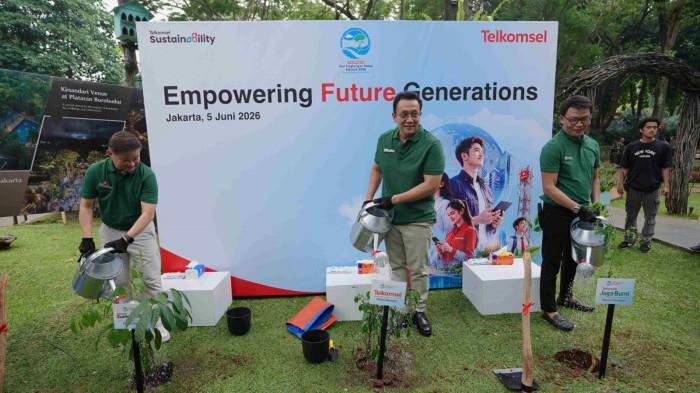 Komitmen Sustainability Impact Telkomsel : Sisi kiri; Wong Soon Nam; Direktur Planning and Transformation Telkomsel, tengah; Diaz F. M. Hendropriyono; Komisaris Utama Telkomsel, kanan; Nugroho; Direktur Utama Telkomsel. Bertepatan pada Hari Lingkungan Hidup Sedunia, Telkomsel melakukan ceremony penanaman pohon sebagai wujud komitmen Telkomsel untuk meminimalkan jejak karbon