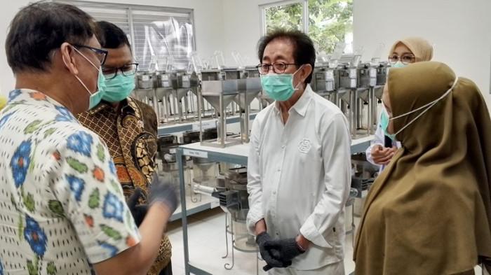 TINJAU LABORATORIUM - Kepala BPOM Taruna Ikrar, Direktur Utama Sido Muncul Irwan Hidayat, Kepala Dinkes Jateng Zulfachmi Wahab, dan Wakil Bupati Semarang Nur Arifah berbincang di sela tinjauan seusai peresmian Laboratorium Farmakologi Kawasan Pabrik Bergas, Kabupaten Semarang, Selasa (9/6/2026).