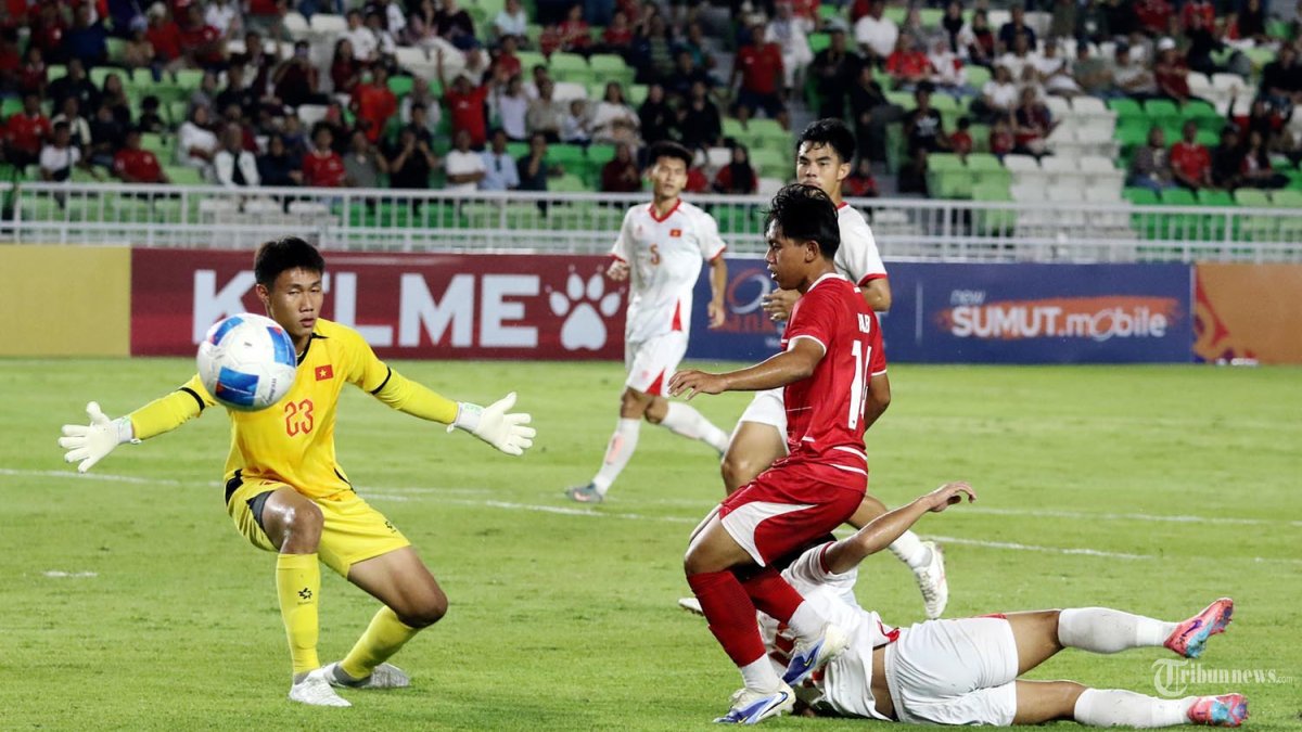 Pesepakbola timnas Indonesia Fabio Azkairawan (kanan) saling berebut bola dengan pesepakbola timnas Vietnam pada lanjutan pertandingan grup A Piala AFF U-19, di Stadion Utama Sumatra Utara, Deliserdang, Minggu (7/6/2026). Timnas Indonesia berhasil menang atas timnas Vietnam dengan skor 2-1. TRIBUN MEDAN/DANIL SIREGAR