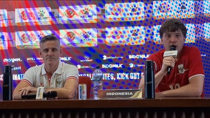 RAIH KEMENANGAN - Pelatih Timnas Indonesia, John Herdman bersama pemainnya, Ole Romeny saat melakukan sesi konferensi pers usai laga kontra Mozambik di Stadion Utama Gelora Bung Karno, Senayan, Jakarta, Selasa (9/6/2026). Tribunnews/Abdul Majid