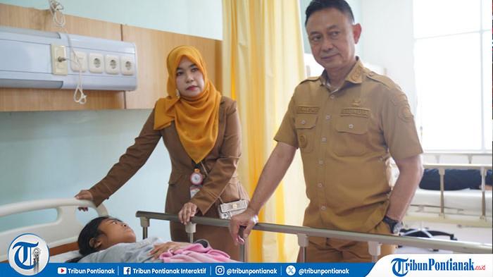 Wali Kota Pontianak Edi Rusdi Kamtono membesuk warga diduga mengalami keracunan makanan yang dirawat di RSUD Pontianak Utara, Jalan Khatulistiwa, Kota Pontianak, Selasa, 9 Juni 2026. Walkota Pontianak pastikan layanan RSUD berjalan baik