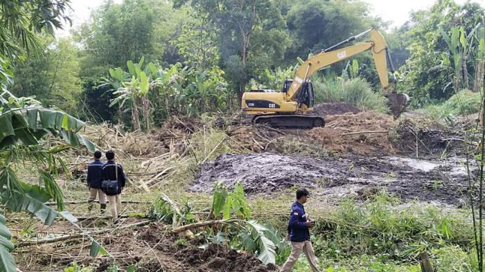 Balai Penyelidikan dan Pengembangan Teknologi Kebencanaan Geologi (BPPTKG) melakukan pengerukan rumpun bambu di Sungai Nepen yang tak jauh dari rumah Agus Yani di Kasuran, Seyegan, Sleman, Rabu (3/6/2026).