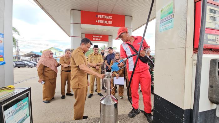 PELAKSANAAN pengujian takaran BBM di SPBU Haur Batu, Paringin, Kecamatan Paringin, Kabupaten Balangan disaksikan Wakil Bupati Balangan, Akhmad Fauzi.