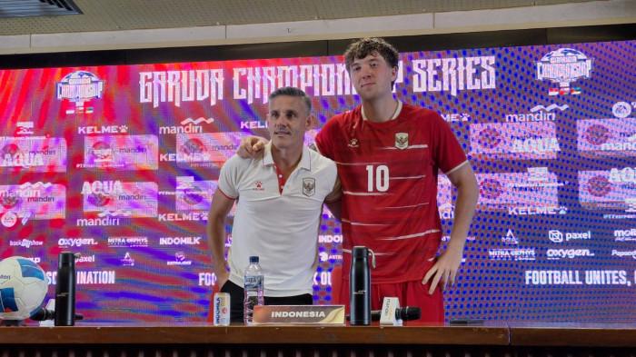 RAIH KEMENANGAN KEDUA - Pelatih Timnas Indonesia, John Herdman bersama pemainnya, Ole Romeny foto bersama usai laga kontra Mozambik di Stadion Utama Gelora Bung Karno, Senayan, Jakarta, Selasa (9/6/2026). Tribunnews/Abdul Majid