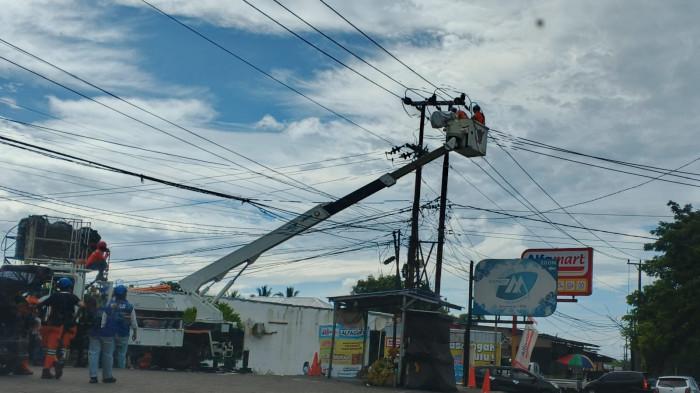 INFO PLN - Petugas PLN sedang lakukan perbaikan/pemeliharaan jaringan aliran listrik di daerah Kalawat, Minut, beberapa waktu lalu. PLN akan hentikan aliran listrik di sebagian daerah Sulawesi Utara, Rabu 10 Juni 2026.