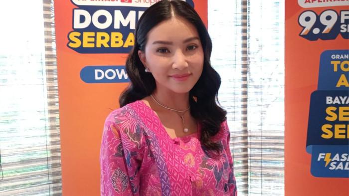 JAJAN ANAK - Sarwendah ditemui di kawasan Kuningan, Jakarta Selatan, Selasa (12/8/2025). Ia tak memberi uang tunai kepada anak-anaknya untuk jajan. Melainkan memfasilitasi mereka dengan dompet digital.
