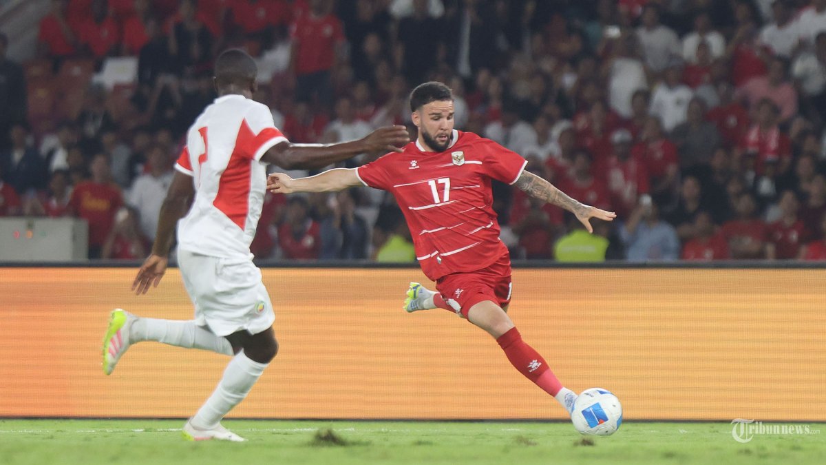 MENANG TIPIS - Pesepak bola Timnas Indonesia berebut bola dengan pesepak bola Timnas Mozambik dalam laga FIFA Matchday di Stadion Utama Gelora Bung Karno (SUGBK), Senayan, Jakarta, Selasa (9/6/2026). Timnas Indonesia mengalahkan Mozambik dengan skor akhir 1-0. Tribunnews/Jeprima