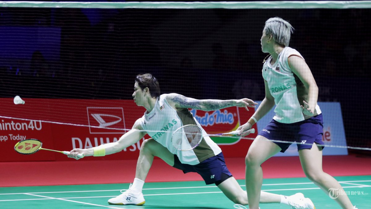 INDONESIA MASTERS 2026 - Pebulu tangkis ganda campuran Malaysia Chen Tang Jie dan Toh Ee Wei mengembalikan kok ke arah pebulu tangkis ganda campuran Denmark Mathias Christiansen dan Alexandra Boje pada babak final Daihatsu Indonesia Masters 2026 di Istora Senayan, Jakarta, Minggu (25/1/2026). Pasangan ganda campuran Chen Tang Jie dan Toh Ee Wei berhasil menjuarai Indonesia Masters 2026 setelah menang dengan skor 15-21, 21-17 dan 21-11. TRIBUNNEWS/IRWAN RISMAWAN