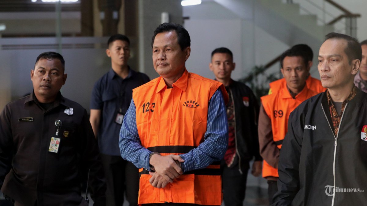 OTT KPK - Bupati Muara Enim Edison mengenakan rompi tahanan usai menjalani pemeriksaan di Gedung Merah Putih KPK, Jakarta, Selasa (9/6/2026). Edison resmi ditahan KPK usai terjaring operasi tangkap tangan terkait dugaan korupsi pengadaan barang dan jasa di lingkungan Dinas Pendidikan dan Kebudayaan Kabupaten Muara Enim. TRIBUNNEWS/IRWAN RISMAWAN