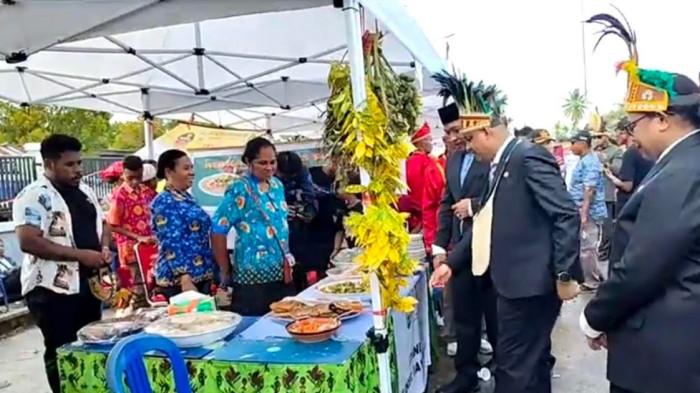 Bupati Yohanis Manibuy meninjau Sejumlah kuliner