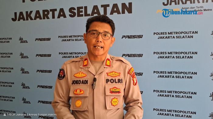 KRONOLOGI LEDAKAN PIPA - Kasi Humas Polres Metro Jakarta Selatan AKP Joko Adi saat diwawancarai soal ledakan yang terjadi di proyek galian pipa air bersih di Jalan RS Fatmawati Raya, Cilandak, Jakarta Selatan, Senin (8/6/2026).