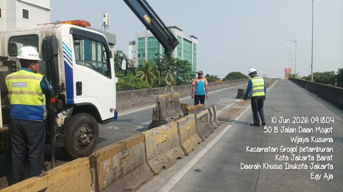 Kecelakaan berupa truk terguling yang membawa muatan menjelang Flyover Pesing dari arah Cengkareng menuju Grogol, sehingga mengakibatkan arus lalu lintas kendaraan mengalami hambatan dan kepadatan di lokasi kejadian.