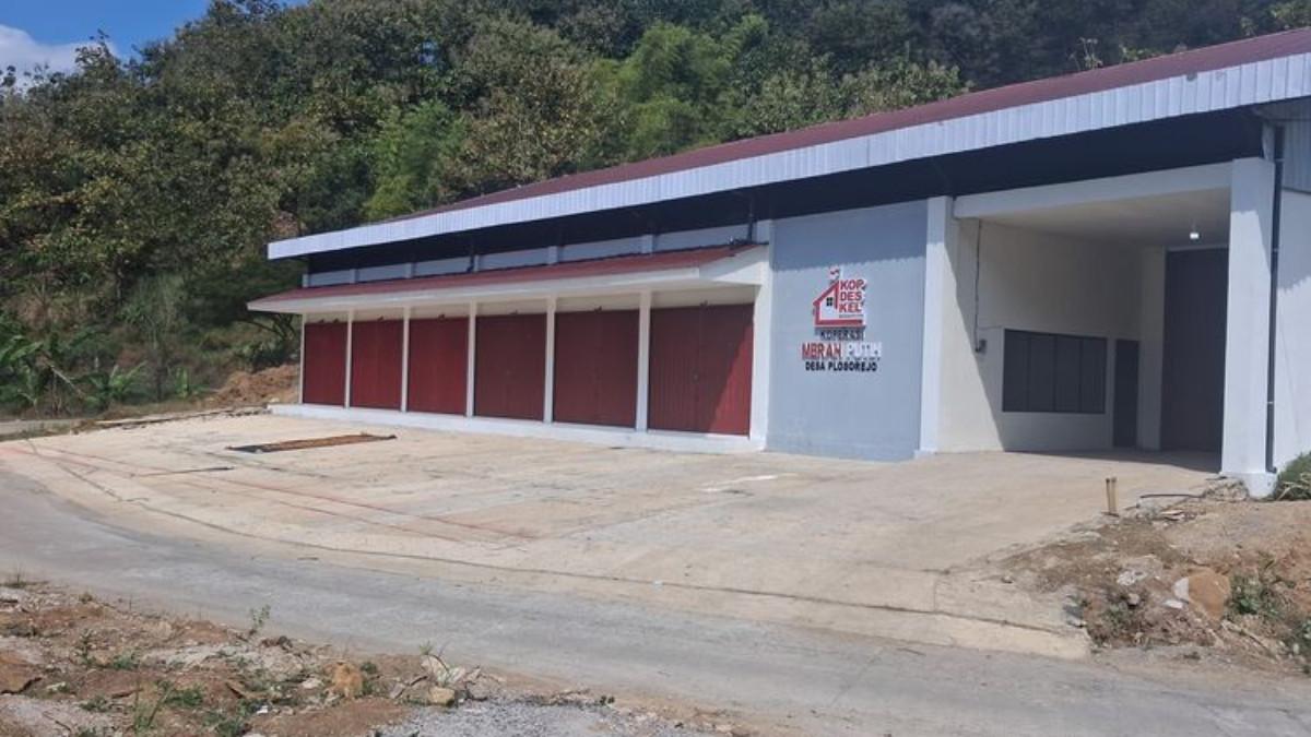 KOPDES MERAH PUTIH - Danramil menegaskan narasi di media sosial yang menyebut Koperasi Desa Merah Putih (KDMP) Plosorejo dibangun di tengah hutan adalah tidak benar. KDMP berada sekitar 300 meter dari Dusun Pagergunung dan sekitar 400 meter dari Dusun Kepuh serta Ngrandu.