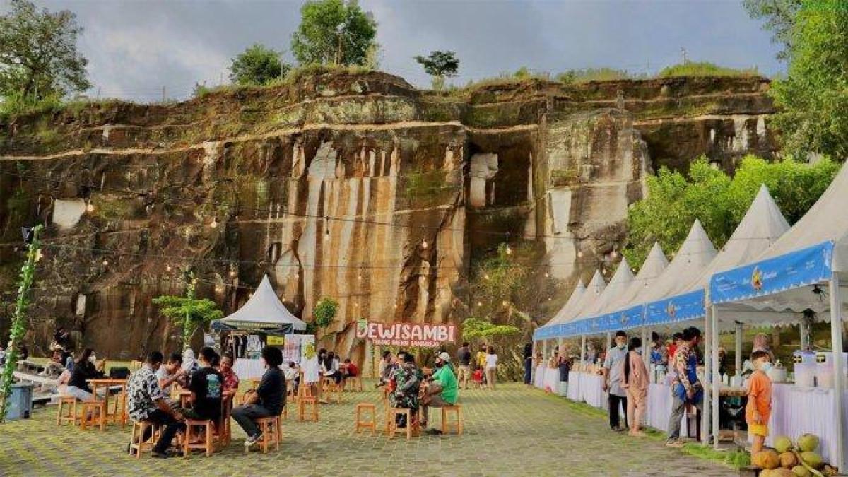 DAYA TARIK- Bazar kuliner yang berlangsung di Tebing Breksi.