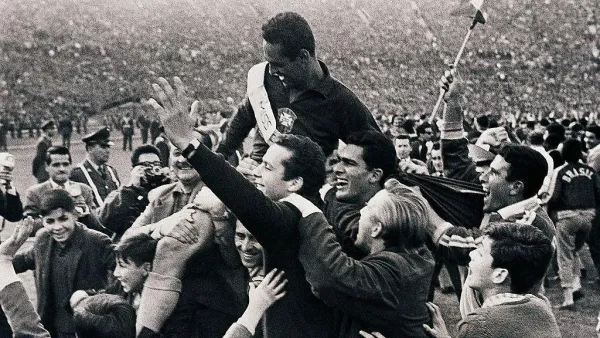 Foto hitam-putih menunjukkan penjaga gawang Brasil Gilmar dos Santos Neves diangkat oleh para penggemar di lapangan Stadion Nasional Chile saat perayaan kemenangan 3-1 atas Cekoslowakia di final.