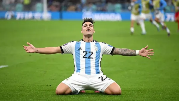 Lautaro Martinez terlihat meluncur dengan kedua lutut dan merentangkan tangan untuk merayakan kemenangan adu penalti Argentina atas Belanda di perempat final Piala Dunia 2022.