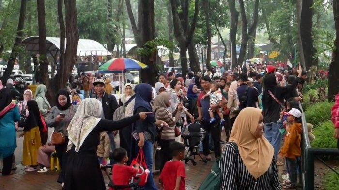 Taman Margasatwa Ragunan, Pasar Minggu, Jakarta Selatan dipadati ribuan pengunjung  