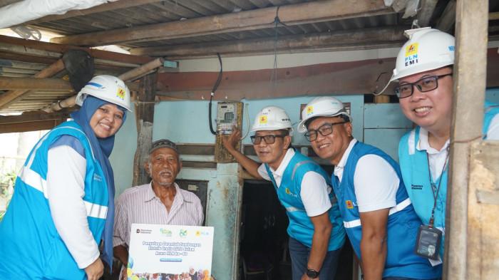 General Manager PLN UID Jakarta Raya, Moch. Andy Adchaminoerdin (tengah), bersama Direktur Utama PLN Energy Management Indonesia (EMI), Henri Firdaus (kanan), dan jajaran PLN  