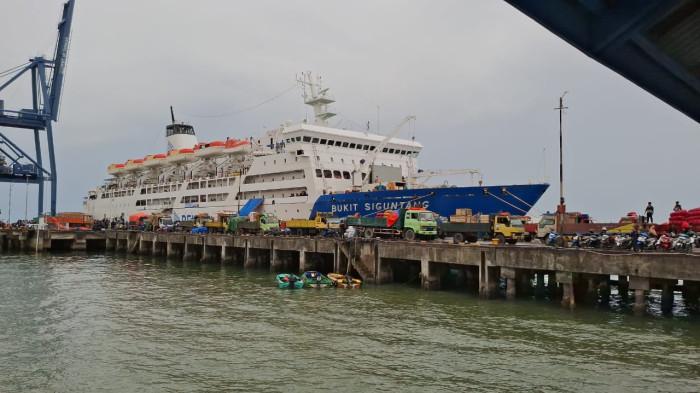 KM BUKIT SIGUNTANG- Kapal Pelni  KM Bukit Siguntang yang melayani rute di Pelabuhan Malundung Tarakan, Kalimantan Utara. hingga saat ini masih docking atau perawatan.