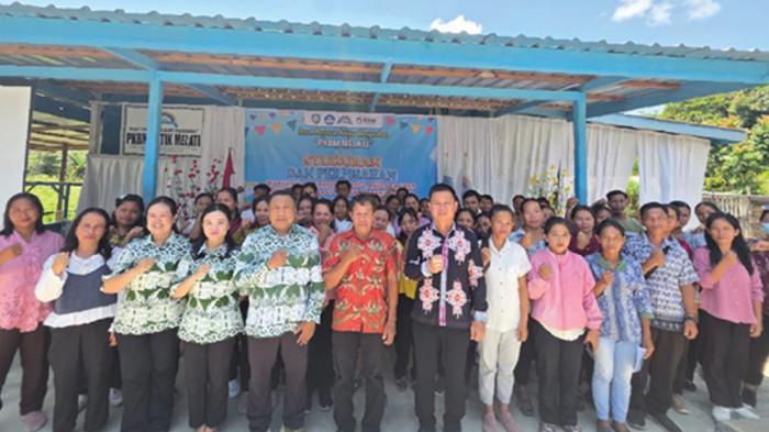 SAMBUT KELULUSAN - Tim PT Kayan Hydropower Nusantara (KHN), PKBM, dan warga belajar berkumpul merayakan kelulusan ujian Kejar Paket, Rabu (10/6/2026). Program kelas jarak jauh ini diinisiasi PT KHN untuk warga sekitar proyek PLTA Mentarang Induk, Desa Paking dan Desa Harapan Maju, Kabupaten Malinau, Kalimantan Utara 