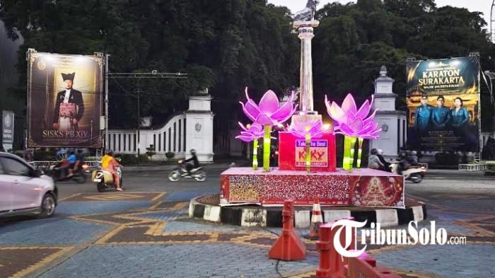 DIANGGAP MERUSAK ESTETIKA - Dua baliho kini terpampang di depan Gapura Gladak, Senin (8/6/2026). Baliho yang dipasang Lembaga Dewan Adat (LDA) ini dianggap merusak estetika karena menutupi bangunan cagar budaya di belakangnya.