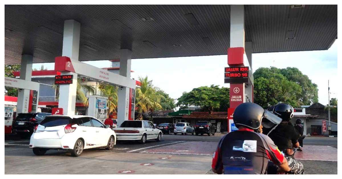 KENAIKAN HARGA BBM - Sejumlah kendaraan mengantre di jalur Pertamax (ron 92)-Pertalite di SPBU wilayah Kecamatan Colomadu, Kabupaten Karanganyar, Provinsi Jawa Tengah, Minggu (19/4/2026).