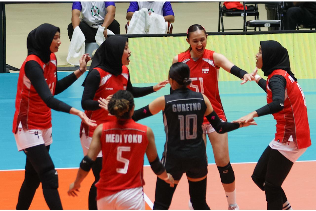 PERAYAAN POIN - Pemain Timnas Voli Putri Indonesia melakukan perayaan setelah mencetak poin saat melawan Kazakhstan pada preliminary phase Pool B AVC Nations Cup 2026 for Women's di Candon City Arena, Ilicos Sur, Filipina, Minggu (7/6) sore WIB.