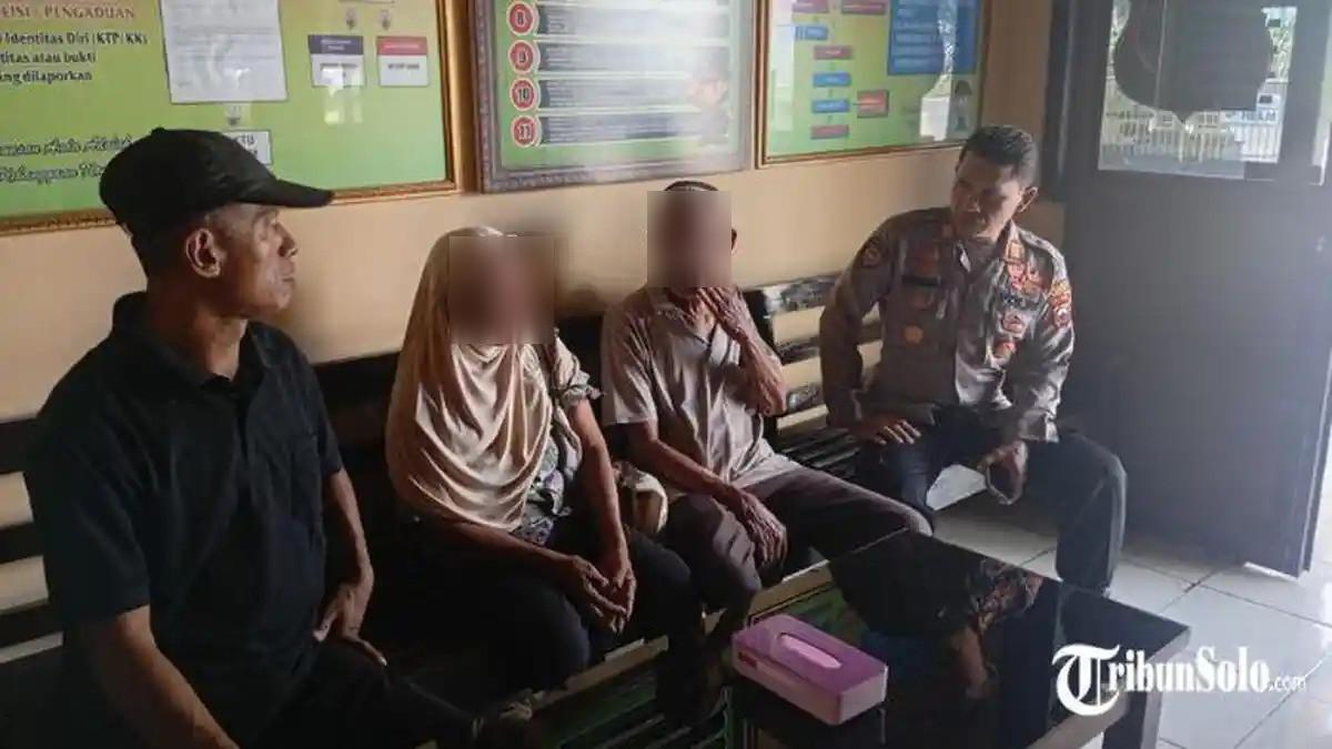 MEDIASI - Polsek Sumberlawang mempertemukan dua pihak antara penemu dan pemilik dompet di Kecamatan Sumberlawang, Kabupaten Sragen, Selasa (9/6/2026). Viral di media sosial sebuah video yang memperlihatkan pasangan lansia meminta imbalan Rp 1 juta kepada pemilik dompet yang mereka temukan di Kecamatan Sumberlawang, Kabupaten Sragen.