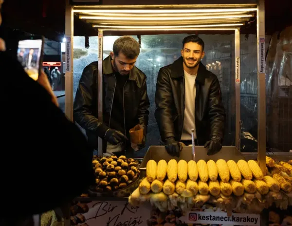 Kios Penjual Jagung Ganteng Jadi Destinasi Wisata di Turki, Pembelinya Antre! Kios Penjual Jagung Ganteng Jadi Destinasi Wisata di Turki, Pembelinya Antre!