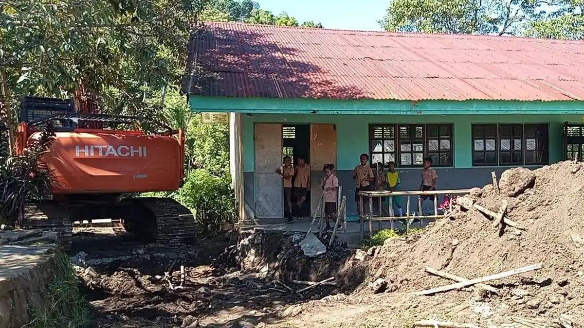 KOPDES MERAH PUTIH - Pembangunan Kopdes Merah Putih di Kabupaten Ende, Nusa Tenggara Timur viral usai disebut merusak sekolah.