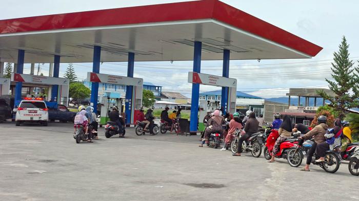 ANTREAN BBM - Kendaraan roda dua dan empat mengantre Bahan Bakar Minya (BBM) jenis Pertalite di SPBU Pante Raya, Kecamatan Wih Pesam, Kabupaten Bener Meriah, Rabu (10/6/2026).