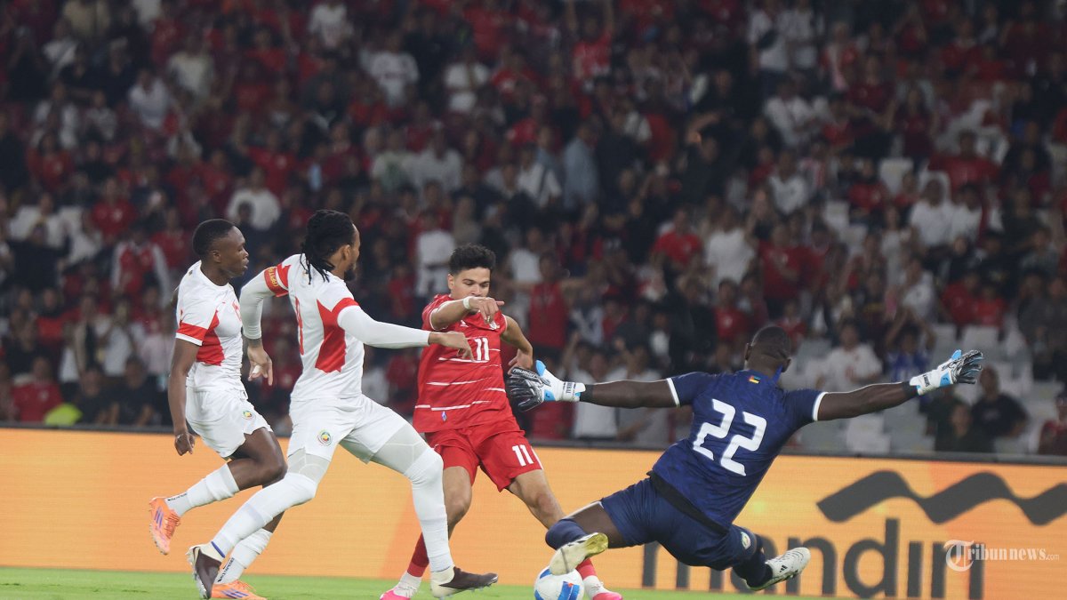 MENANG TIPIS - Pesepak bola Timnas Indonesia berebut bola dengan pesepak bola Timnas Mozambik dalam laga FIFA Matchday di Stadion Utama Gelora Bung Karno (SUGBK), Senayan, Jakarta, Selasa (9/6/2026). Timnas Indonesia mengalahkan Mozambik dengan skor akhir 1-0. Tribunnews/Jeprima