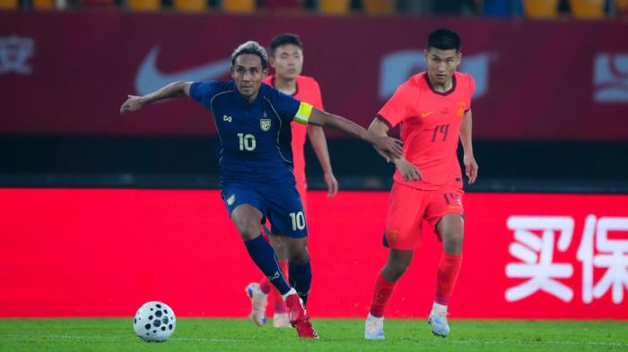 Aksi penyerang Thailand, Teerasil Dangda dalam pertandingan melawan China di FIFA Matchday