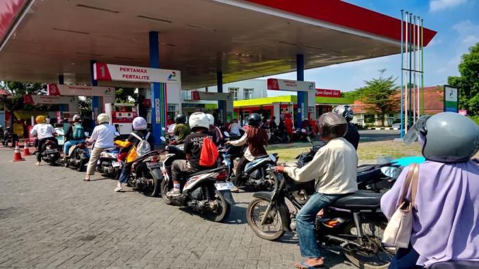 ANTRE PERTALITE - Kondisi di SPBU Bagusari, Kecamatan/Kabupaten Lumajang, Jawa Timur, Rabu (10/6/2026). Antrean pertalite semakin panjang sebagai dampak dari lonjakan harga Pertamax.