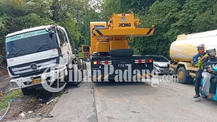 MACET SITINJAU LAUIK- Proses evakuasi truk yang mengalami kecelakaan di kawasan Panorama II, Jalur Sitinjau Laut, Rabu (10/6/2026). Evakuasi menggunakan alat berat menyebabkan arus lalu lintas diberlakukan buka tutup sehingga memicu kemacetan panjang hingga beberapa kilometer dari arah Padang maupun Solok.