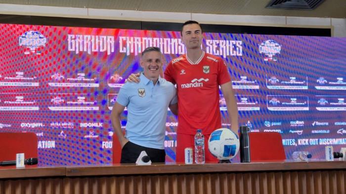 MENANG BESAR - Pelatih Timnas Indonesia John Herdman bersama kiper Emil Audero saat konferensi pers usai kemenangan 3-0 atas Oman di Stadion Utama Gelora Bung Karno, Senayan, Jakarta, Jumat (5/6/2026). Herdman memuji penampilan skuad Garuda, sementara Emil mengingatkan tim agar tidak cepat puas dan tetap fokus menghadapi pertandingan berikutnya.