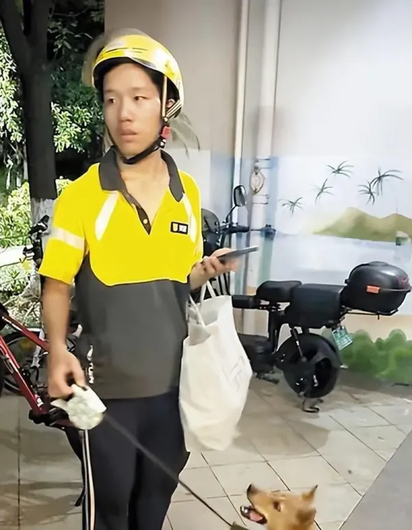 Kurir Makanan Ini Tinggal di Kolong Jembatan Demi Nabung Biaya Kuliah