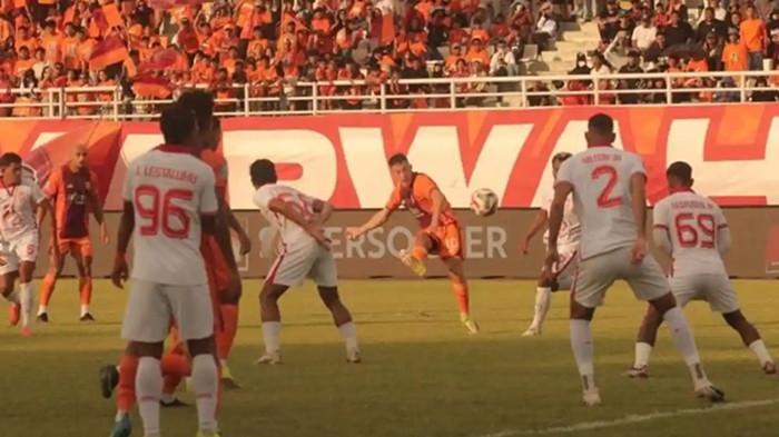 PEMAIN TERBAIK - Aksi Mariano Peralta (orange) saat Borneo FC bantai Malut United di Samarinda, pada Sabtu 23 Mei 2026. Simak profil lengkap dan statistik Mariano Peralta, pemain terbaik Super League 2026 milik Borneo FC. (TribunKaltim.co/Nevri)