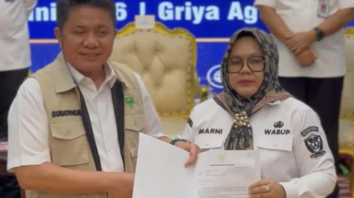 SERAHKAN SK- Gubernur Sumatera Selatan, Herman Deru secara resmi menyerahkan Surat Keputusan (SK) Pelaksana Tugas (Plt) Bupati Muara Enim kepada Wakil Bupati Muara Enim, Sumarni, di Griya Agung, Rabu (10/6/2026)