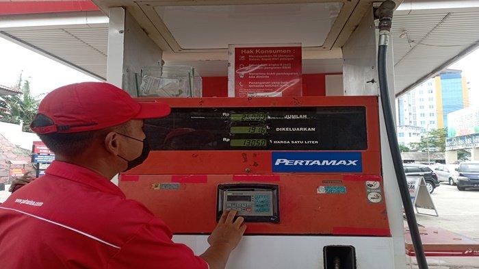 Salah satu pegawai SPBU24.301.118 saat melakukan perubahan harga BBM.Pertamax pada display harga, beberapa waktu yang lalu.