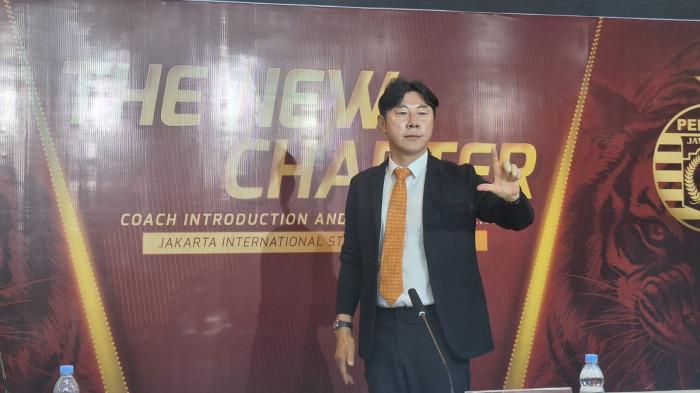 PELATIH ANYAR PERSIJA -  Persija Jakarta resmi ditungaki eks-pelatih Timnas Indonesia, Shin Tae-yong untuk mengarungi kompetisi Super League 2026/2027. Tak hanya itu, di Persija, Shin Tae-yong mendapatkan kontrak selama tiga tahun, Jakarta International Stadium (JIS), Sunter, Jakarta Utara, Senin (8/6/2026). Tribunnews/Abdul Majid